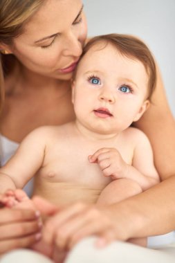 Anne, bebek ve evde öğrenme, bakım ve büyüme ve rahatlama ve çocuk için öpücük. Kalkınma, hafıza ve aile evde ya da dinlenme odasında sevgi, çocuk ve güven için bir arada..