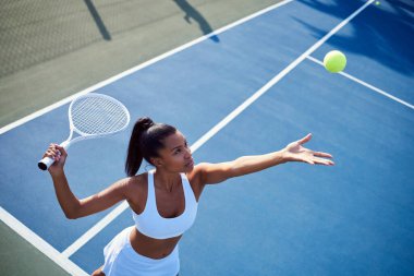 Siyahi kadın, raket ve dışarıda tenis, kendine güvenen servis ve sahada spor antrenmanı. Klüpte ya da kulüpte kadın sporu, spor ve antrenman için enerji..