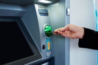 İş, şahıs ve el ATM 'de hesap bakiyesi için kredi kartı, nakit ve mevduat fonları çekin. Bankacılık, işlem ve hizmet ödemeleri veya hizmetleri için yakın çekim ve makine