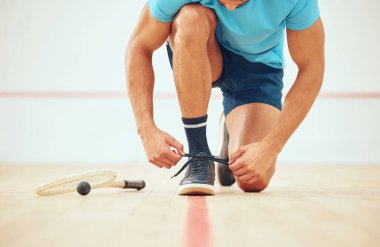 Spor antrenmanı için eller ve bağlama ayakkabıları kapalı sahada sağlık ve yarışma eğitimi. Squash atleti, ayak ve kravat spor ayakkabıları oyun için hazır, egzersiz takımları ve yarışma müsabakaları.