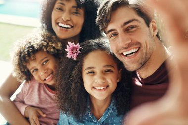 Selfie, gülümse ve çocuklu ebeveynler dışarıda eğlenmek, sevgi ve ırklar arası aile kurmak için arka bahçeye. Anne, baba ve çocuklar bahçede dijital fotoğrafçılık, destek ve hafıza bağları için bir arada..