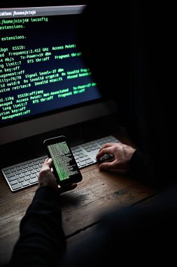 Karanlık, bilgisayar ve şifre bilgisi, kötü amaçlı yazılım ya da internet suçları içeren bilgisayar ve hacker telefonları. Hükümet casusluğu, izleme ve erp sistem virüsü web sitesini hackleyen ekran, kişi ve cep telefonu.