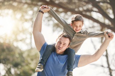 Omuzlar, park ve çocuklu baba eğlence, kaynaşma ve eğlenceli bir ilişki için. Aile, doğa ve mutlu baba macera için çocuğu dışarı taşır. Bakım, sevgi ve destek için hafta sonları..