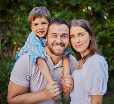 Sırt sırta, aile ve portre aşk için bahçede, sabah ve birlikte veya tatil için açık havada. Anne, baba ya da çocuk arka bahçede ya da kırsal alanda anneler günü için ya da rahatlamak ve destek olmak için mutlu..