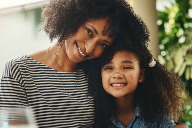 Portre, anne ve kız verandada sevgi, destek ya da çocuk gelişimi için sarılıyorlar. Açık havada, Afrikalı bir kadınla aşk ve mutlu bir çocuk. Haftasonu hatıralar, büyüme ya da bağ kurmak için arka bahçede..