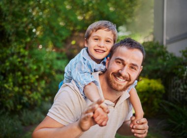 Sırtına al, aile ve portre oyunlar için bahçede, sabah ve birlikte ya dışarıda tatil için. Oğlan, baba ya da çocuk arka bahçede ya da doğada kaynaşmak için kırsalda ya da sevgi, destek ve bakım için mutlu.