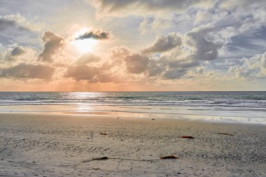 Plaj, okyanus ve güneş ışığı bulutları, doğa ve Florida 'nın dinlenme ya da sakin bir tatil yeri. Yaz, gün batımı ve deniz kumu, açık hava ve kaçış için tatil içeren sakin su..