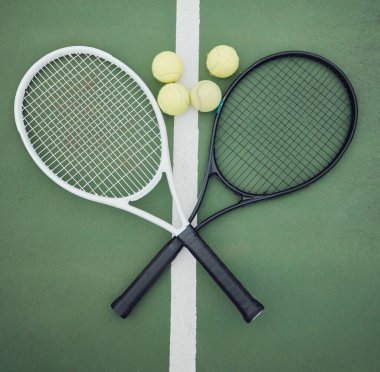 Tenis, raket ve sahada en üstte, yazın ya da dışarıda spor için top ve spor malzemeleriyle. Turnuva, kardiyo etkinliği ve yarışma, oyun ve şehir kulübü eğitimi.