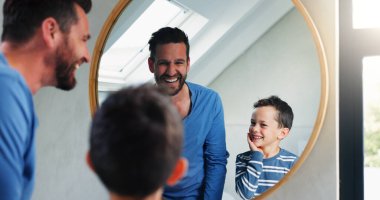 Günaydın, banyo ve baba ile oğlu ya da yansıması, mutlu ve oyuncu evde gelişme ve gelişme için. Baba, çocuk ve ayna evde yüz bakımını, tımar etmeyi ve sevgiyle bağ kurmayı öğrenmek için.