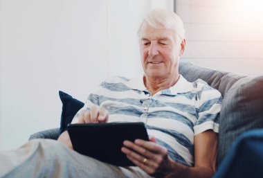 Son sınıf öğrencisi, tablet ve huzurevi dijital haberleri olan ya da kanepesinde oyun oynayan bir yapboz uygulaması olan. İnternet parşömenli internet, teknoloji ve oturma odası ve gülümsemeli sosyal medya kurulum tavsiyesi arayışı.