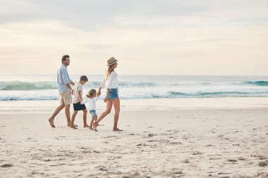 Kumsal, yürüyüş ve aile ile el ele tutuşmak, okyanus tarafından mavi gökyüzünde mutlu bir macera yaşamak. Anne, baba ve çocuklar tatil, gezi ve yaz tatili için Miami kıyısında aileleriyle birlikte keşfe çıktılar..