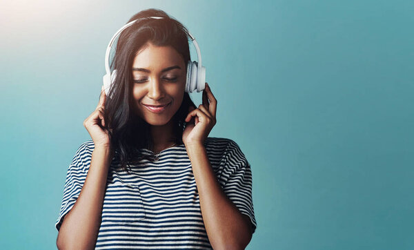 Mujer Estudio Auriculares Con Música Alegre Escuchar Transmitir Podcast Para — Foto de Stock
