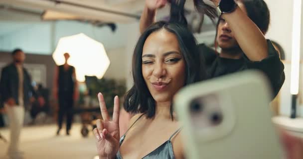 Стоковые видео Фотосессия девушка - Скачать футажи Фотосессия девушка | Depositphotos