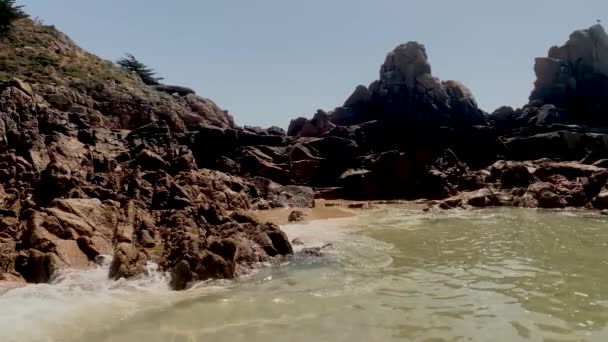 在泽西海峡群岛圣巴雷德的沙滩上 海浪缓缓涌动 — 图库视频影像