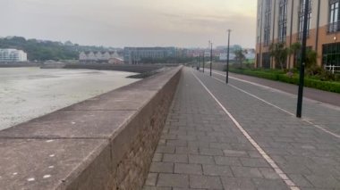 St Helier deniz cephesi boyunca yürüyorum, Jersey, Channel Adaları.