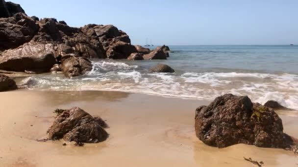 Ondas Quebrando Câmera Lenta Uma Praia Areia Brelade Jersey Ilhas — Vídeo de Stock