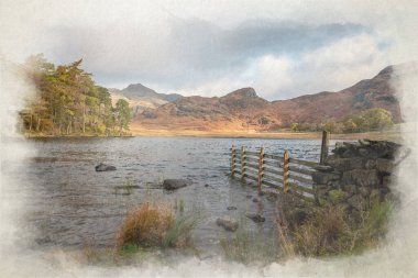 İngiliz Lake District 'teki Blea Tarn' da sonbaharda Langdale Pikes ve Side Pike manzaralı karamsar sabah resminin dijital bir suluboya resmi..