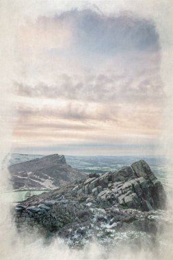 İngiltere 'nin Peak District Ulusal Parkı' nda güneş doğarken The Roaches, Staffordshire 'daki manzaranın panoramik dijital suluboya resmi..