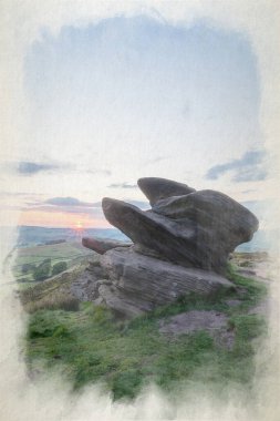 Staffordshire, İngiltere 'deki The Peak District Ulusal Parkı' ndaki The Roaches 'ta günbatımının dijital bir atmosferik kırsal manzarası..