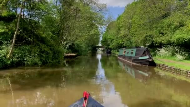 영국에서 여름날 영국의 슈롭셔 유니언 수로를 여행하는 하우스 바지선 Pov — 비디오