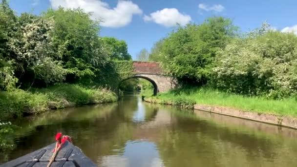 영국에서는 여름날 영국의 슈롭셔 유니언 수로를 여행하는 Pov — 비디오