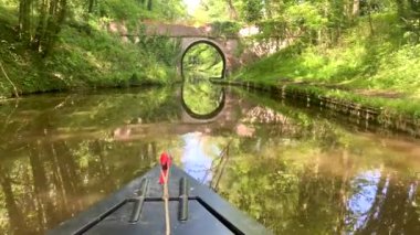 İngiltere 'de güneşli bir yaz gününde Shropshire Kanal Su Yolu' nda yüzen bir yüzen ev ya da kanal mavnasının POV görüntüleri..