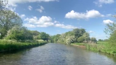 İngiltere 'de güneşli bir yaz gününde Shropshire Kanal Su Yolu' nda yüzen bir yüzen ev ya da kanal mavnasının POV görüntüleri..