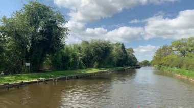 İngiltere 'de güneşli bir yaz gününde Shropshire Kanal Su Yolu' nda yüzen bir yüzen ev ya da kanal mavnasının POV görüntüleri..