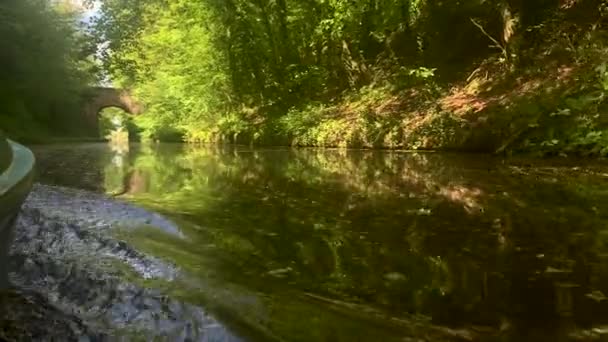 英国の晴れた夏の日にシュロップシャー連合運河水路に沿って移動する屋形船 または運河バージのPov映像 — ストック動画