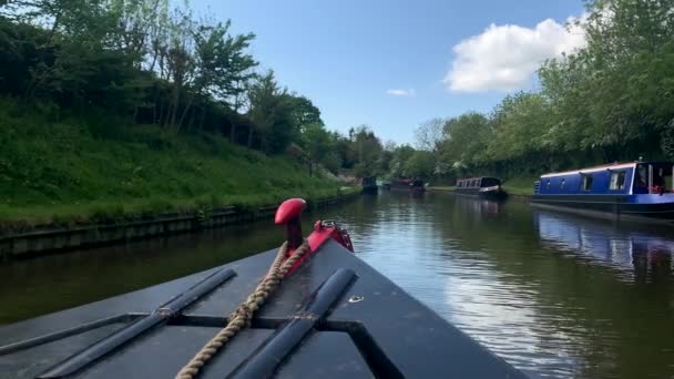 英国夏日阳光明媚 游艇或运河驳船沿着什罗普郡联盟运河航道航行的Pov镜头 — 图库视频影像