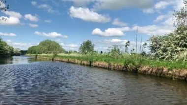 İngiltere 'de güneşli bir yaz gününde Shropshire kanalı boyunca yüzen bir yüzen ev, dar tekne ya da kanal mavnası görüntüsü..
