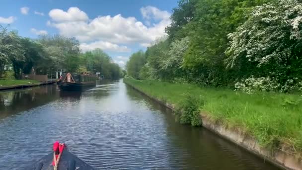 在英国一个阳光明媚的夏天 窄船或运河驳船沿着什罗普郡联盟运河航道航行的Pov镜头 — 图库视频影像