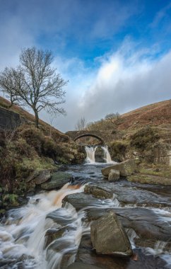 Şelalenin kırsal bir manzarası ve Tepe Bölgesi Ulusal Parkı 'ndaki Three Shires Head' deki yük atı taş köprüsü..