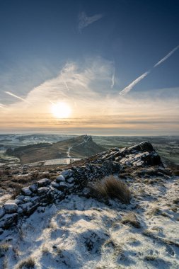 Kırsal bir kış tepesi manzarası. Hamamböcekleri filmindeki Hen Bulutu 'nun panoramik görüntüsü.