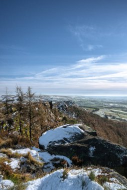 Kırsal bir kış tepesi manzarası. Hamamböcekleri filmindeki Hen Bulutu 'nun panoramik görüntüsü.