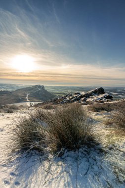 Kırsal bir kış tepesi manzarası. Hamamböcekleri filmindeki Hen Bulutu 'nun panoramik görüntüsü.