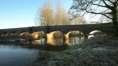Little Haywood, Staffordshire, İngiltere 'deki Trent nehri üzerindeki Weetmans Köprüsü' nden geçen araba ve yaya trafiğinin çekimini yapıyoruz.