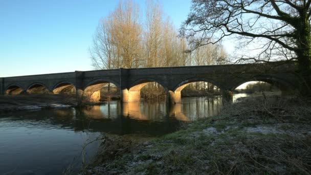 为威特曼大桥拍摄 英国斯塔福德郡小海伍德一座横跨特伦特河的19世纪拱形鹅卵石桥 — 图库视频影像