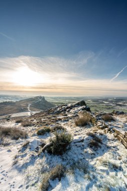 Kırsal bir kış tepesi manzarası. Hamamböcekleri filmindeki Hen Bulutu 'nun panoramik görüntüsü.