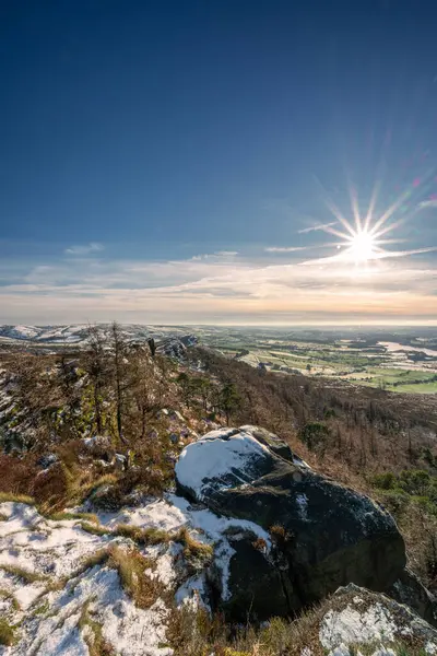 Kırsal bir kış tepesi manzarası. Hamamböcekleri filmindeki Hen Bulutu 'nun panoramik görüntüsü.