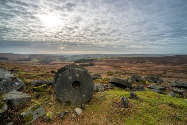 Kış boyunca Derbyshire Tepesi Ulusal Parkı 'nda Stanage Edge Değirmen Taşları.