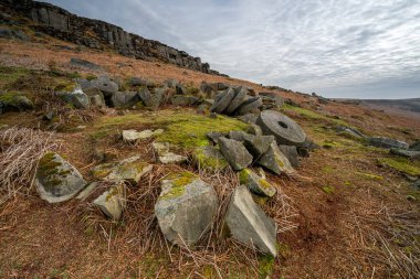 Kış boyunca Derbyshire Tepesi Ulusal Parkı 'nda Stanage Edge Değirmen Taşları.