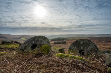 Kış boyunca Derbyshire Tepesi Ulusal Parkı 'nda Stanage Edge Değirmen Taşları.