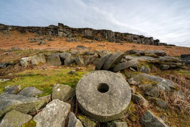 Kış boyunca Derbyshire Tepesi Ulusal Parkı 'nda Stanage Edge Değirmen Taşları.