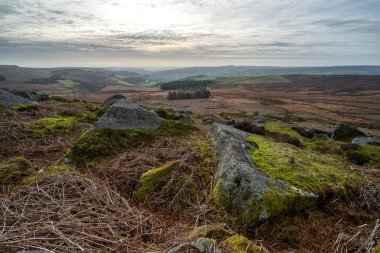Stanage Edge kasvetli kış Derbyshire Tepesi Ulusal Parkı kırsal.