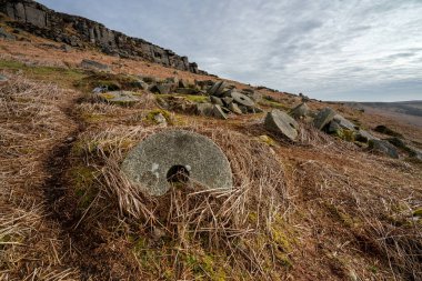 Kış boyunca Derbyshire Tepesi Ulusal Parkı 'nda Stanage Edge Değirmen Taşları.