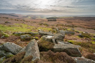 Stanage Edge kasvetli kış Derbyshire Tepesi Ulusal Parkı kırsal.