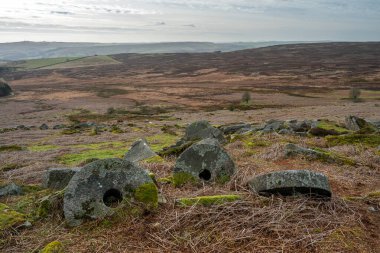 Kış boyunca Derbyshire Tepesi Ulusal Parkı 'nda Stanage Edge Değirmen Taşları.