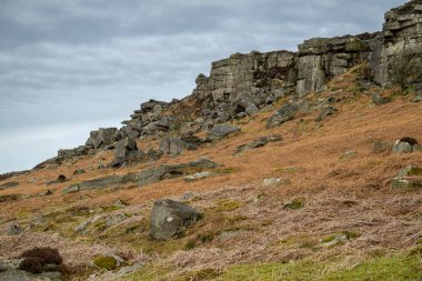 Stanage Edge kasvetli kış Derbyshire Tepesi Ulusal Parkı kırsal.