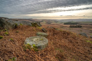 Kış boyunca Derbyshire Tepesi Ulusal Parkı 'nda Stanage Edge Değirmen Taşları.